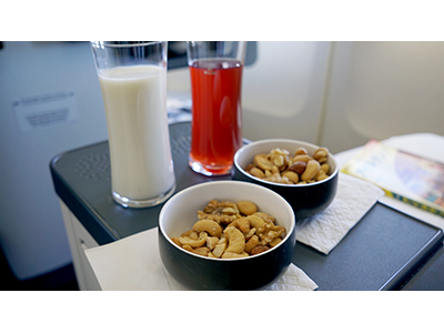 KLMオランダ航空の機内食。<br>色々出ましたが、ナッツが一番おいしかったです。
