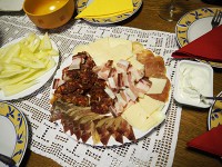 スラボニアのチーズやサラミ