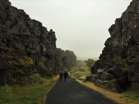 溶岩の壁　プレートの割れ目を歩いています。