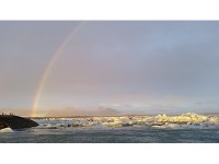 氷河にかかる虹