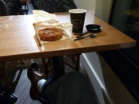 ド・ゴール港（朝食）：5時10分に甘いレーズンパンを