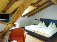 スイス クールの3泊　住むように滞在した山小屋風のロマンティックホテル　シュテルン