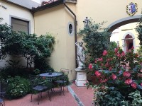 フィレンツェのホテルの中庭、この奥にプールもありました