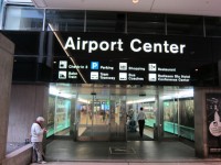 空港ターミナルの真向かいのエアポートセンターの地下2階が空港駅