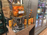 スーパーCassisに寄ってみたらこんなものが。。。エクスのスーパーにもありましたが、オレンジを絞って瓶詰して売っているんですね。美味しそう。