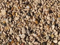 ビーチは砂ではなく、小石。 ニースなど、コートダジュールのビーチも小石ですが、こちらの方の石の大きさはもっと小さいし、色も少しベージュっぽい。　因みにコートダジュールはもう少しグレーっぽいというか白っぽい小石が多いと思います。
