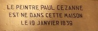 壁には「画家のポール=セザンヌが1839年1月19日にこの家で生まれた」と記されています。 旅行に行く直前にセザンヌとエミール=ゾラの映画「Cezanne et Moi」を観たばかりなので、実際にセザンヌにゆかりのある場所を訪れるとワクワクします。