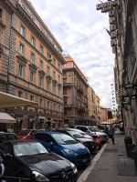 ローマのホテル周辺の街並み。ローマのホテルも駅チカで便利でした
