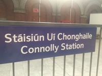 ダブリン・コノリー駅の表記。アイルランド語が上、英語が下です