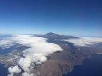 Tenerife島（着陸前の機中から、奥の一番高い三角の山が登ったテイデ山）