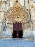 修道院のエントランス、入り口の扉だけでも優に10m以上の高さがある。壮大である。