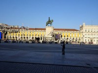 夕やみ迫るコメルシオ広場。ドンジョゼ1世の騎馬像、この広場が多くの大航海船団を見送った。
