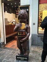 リュッセル街角で小便小僧のモチーフ。チョコレート像！