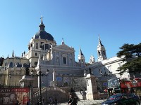 王宮の代わりに入った隣のアルムデナ大聖堂です。大きくて綺麗でした！！