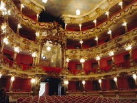 レジデンツ内の劇場。王様の劇場だったとのことで小さめですが豪華絢爛。椅子に座り、ゆっくり眺めてきました
