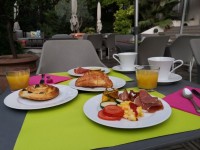 ホテルの庭で朝食