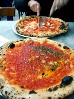 『Da Michele』のマルゲリータとマリナーラのピザ