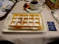ブルージュのカフェで日本ではあまり食べられないブリュッセル風ワッフルをいただきました、大きさにびっくり！！