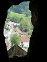 洞窟城の洞窟の中から割れ目を通して見える景色