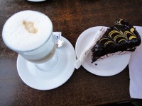 オンレジフレイバーのチョコケーキと、カフェラテでつかの間の休憩です♡ ケーキはかなりのビッグサイズで食べきれませんでした。味はGOOD！
