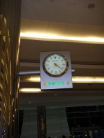 空港の時計は、もちろんロレックス！