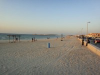 ジュメイラのお隣はパブリックビーチになっています。夕暮れ時はのどかな光景です。
