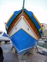 マルタの伝統的な漁船「ルッツ」も発見。この目は海難から船を護るという伝説があるそうです