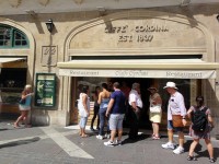 お腹が空いてたので、ヴァレッタで1番伝統のある「カフェ・コルディナ」へ。1837年の創業を誇る老舗です。
