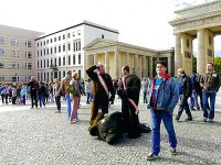 ブランデンベルグ門前。ベルリンの熊のかぶりものをとって休けい中