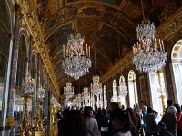 有名な鏡の間。フランス王朝の権威が感じられます