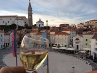 スロベニア ピラン ホテルの屋上テラスから街の広場の眺めながら一杯