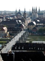 ビュルツブルク、アルテマイン橋越しの街の眺め。