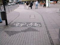 街中の自転車レーン。歩行者とは交錯しません。