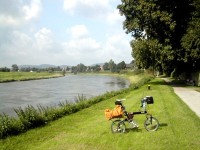 ウェザー川に沿う快適なサイクリングロード。