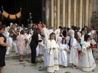 アルコバサ修道院で天使の羽根を付けた子供たち
