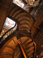 レロ・エ・イルマオン書店の美しい階段、どうやって作ったの？