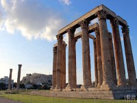 ゼウス神殿と奥にはアクロポリス遺跡