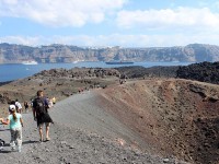 火山からは、サントリーニ島全体も見渡せます