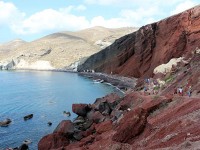 本当に岩や砂が真っ赤なレッドビーチ