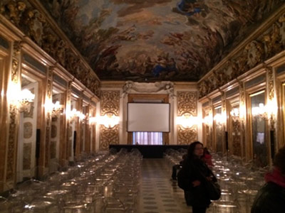 リッカルディ宮内部の一室。壁面は壁画、天井画で埋め尽くされている。奥のスクリーンと両サイドに並べられた椅子は何かのレクチャーで使われたのだろう。ひどく無粋な存在
