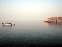 朝の要塞とボート