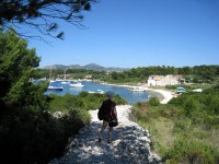 フヴァル島からパクレニ諸島に渡って、海水浴。アドリア海で泳ぐ！5分ほど歩くと次のビーチに。