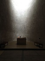 ロンシャン礼拝堂の中の小礼拝堂です。ここで、クララ会のシスターたちと共にミサに参加することができました。