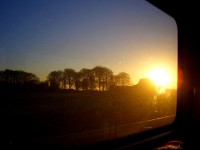 車窓から：沈む夕陽のすばらしさにシャッターを切った。