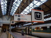 コノリー駅DART：公共の案内板等は英語とゲール語の併記が義務。