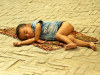 カシュガルの職人街（路に寝ている子供）