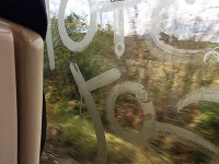 電車の窓の落書き。 日本では電車の窓に落書きなんて見たことが無いけれど、フランスでは当たり前のようによく見かけます。 電車のボディも汚れている事が多いし。そう思うと、日本の電車って綺麗よね。まー、フランスらしくて嫌じゃないけど、景色が見づらい。