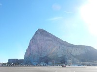 空港から見上げるロック・オブ・ジブラルタル