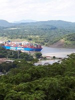 パナマ運河を航行するコンテナ船