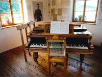 小屋の内部とピアノ